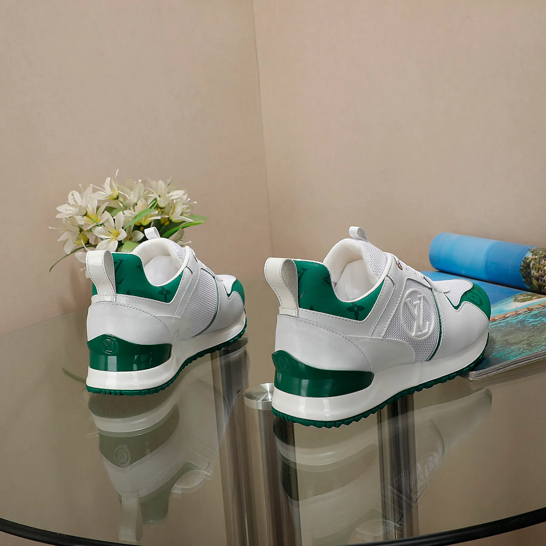 👟👟Ex-factory price 420👟👟 🔥🔥🔥4046 Louis Vuitton official website synchronized sneakers, this Run Away sneaker is spliced ​​with mini Monogram embossed leather and smooth cow leather with technical rubber outsole, LV letters are written on the side, the metal shock-absorbing structure is engraved with the LV Circle logo, and the hidden insole cleverly increases the height, reproducing the classic design of the Louis Vuitton shoe series. Code number 35-42,